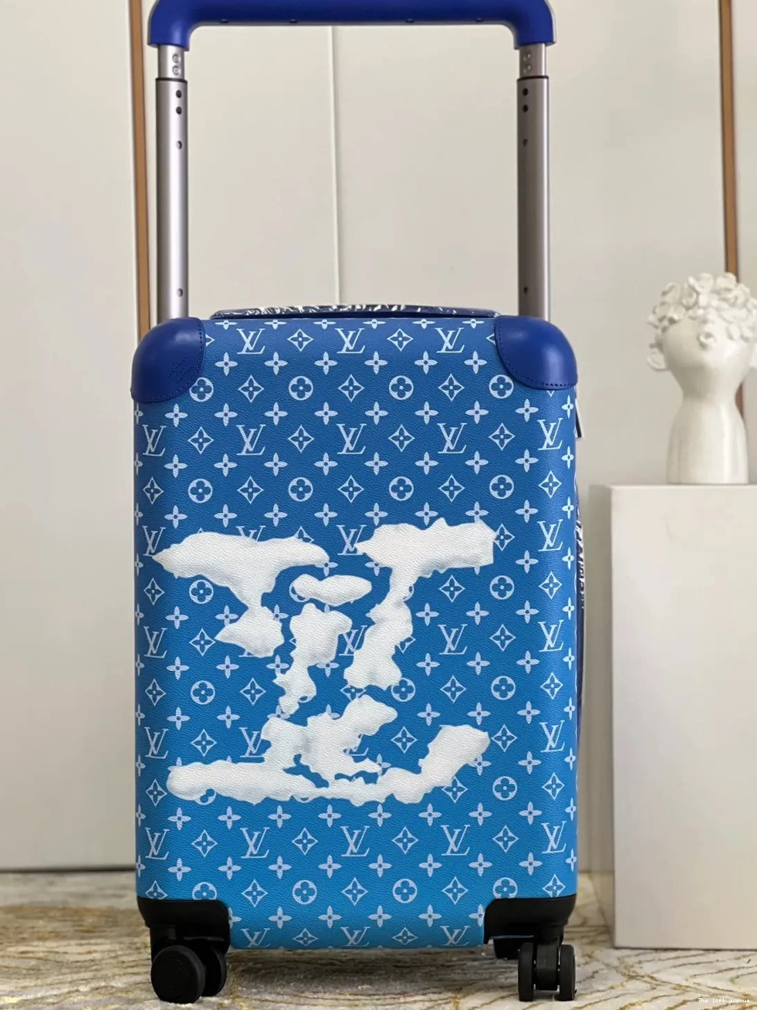 37L CLOUDS 55 SUITCASE HORIZON CABIN CUSTOM 0515